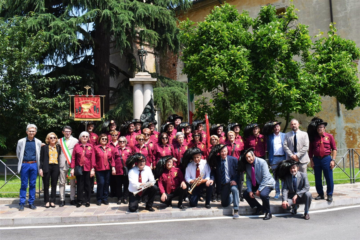 foto di gruppo dinanzi al monumento ai Caduti